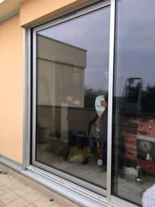 Installation baie coulissante aluminium en Essonne