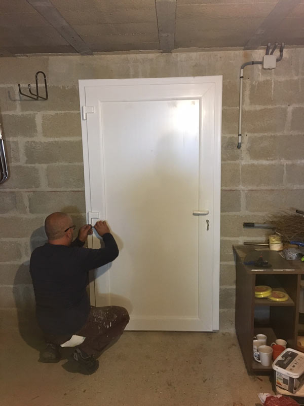 https://www.clairdebaie91.com/wp-content/uploads/2020/04/installation-porte-de-service-91.jpg